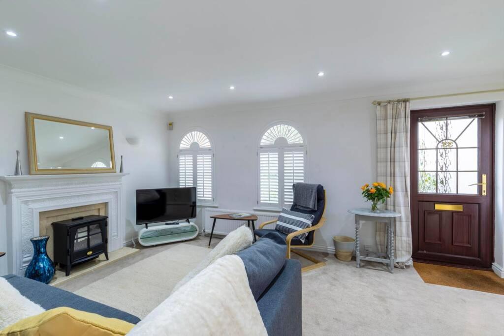 A Cheerful Three Bedroom House In Leafy Lytham Литам-Сент-Эннс Экстерьер фото