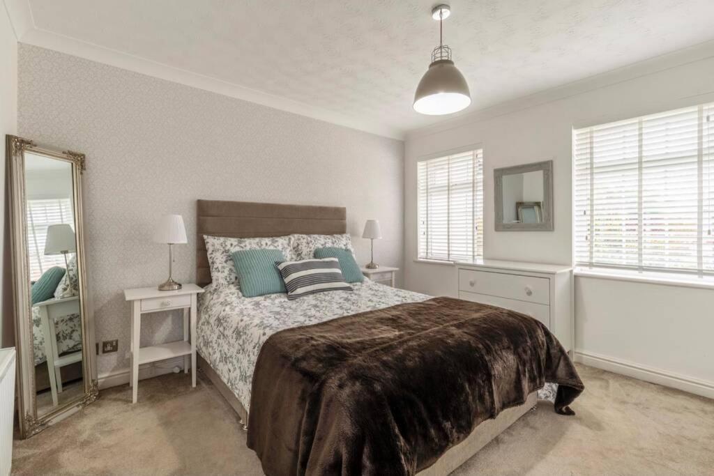 A Cheerful Three Bedroom House In Leafy Lytham Литам-Сент-Эннс Экстерьер фото